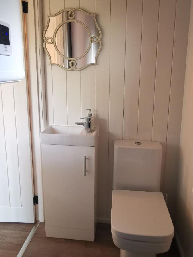 Forest Heath Shepherd'S Huts Ringwood Bagian luar foto