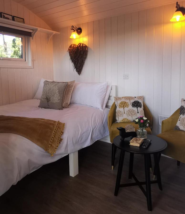 Forest Heath Shepherd'S Huts Ringwood Bagian luar foto